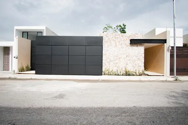 | Casa residencial en el fraccionamiento Altabrisa | | Casa residencial en el fraccionamiento Altabrisa |