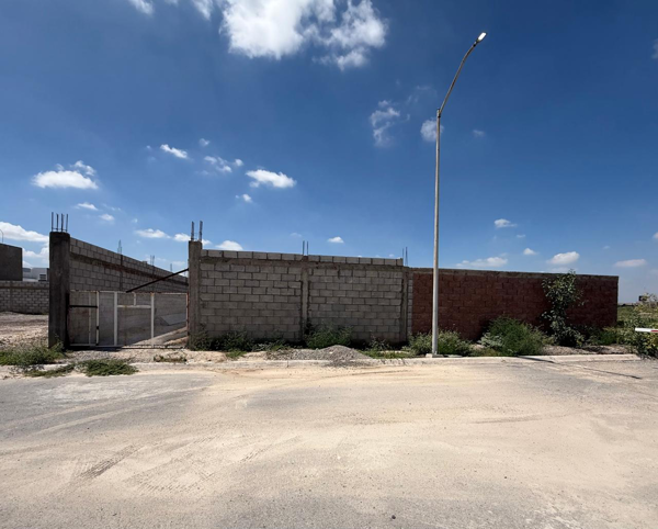 Terrenos contiguos en Zona  Senderos – Excelente ubicación y plusvalía