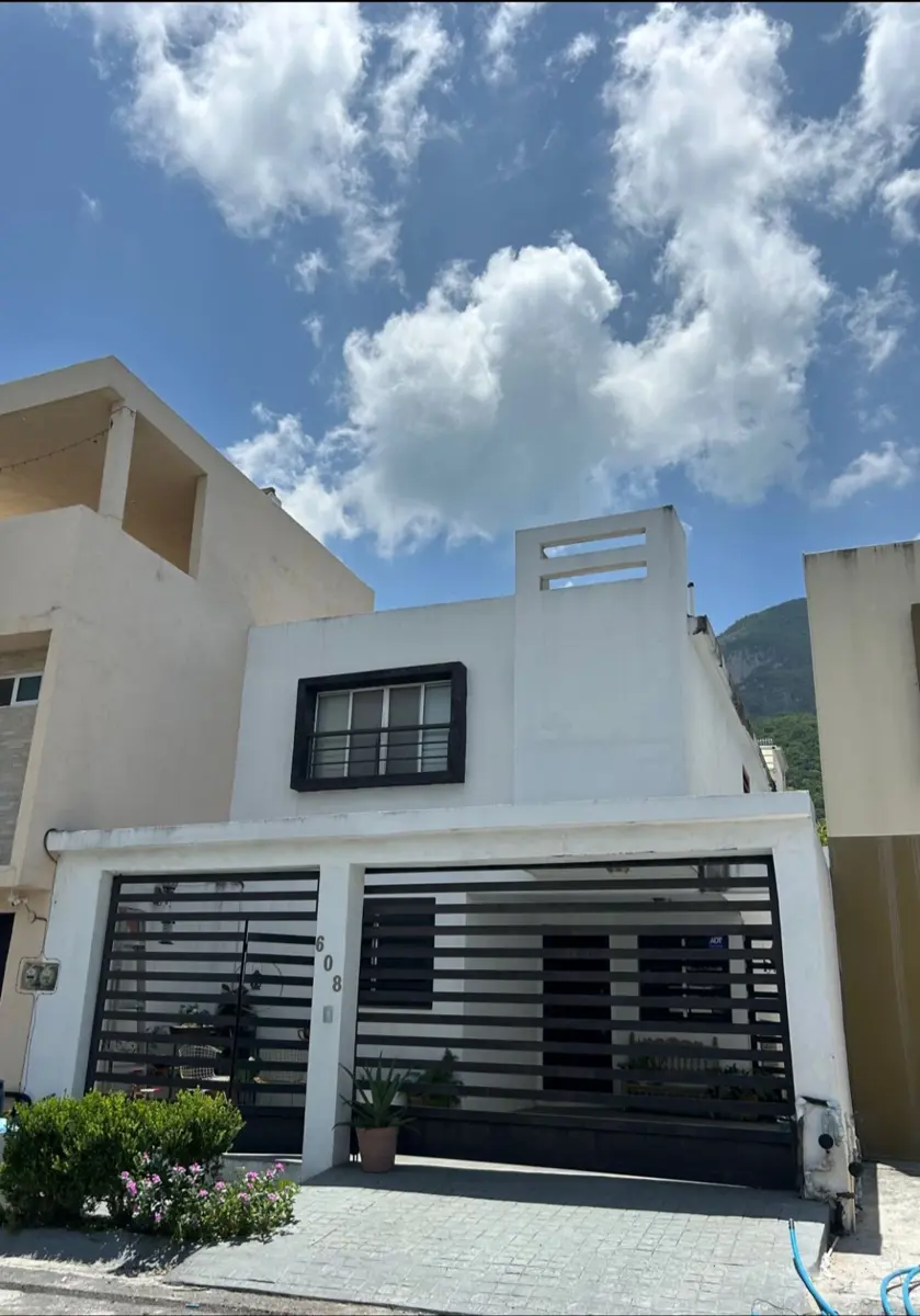 Casa en venta en Bosques del Rey, Guadalupe — foto 1 de 9
