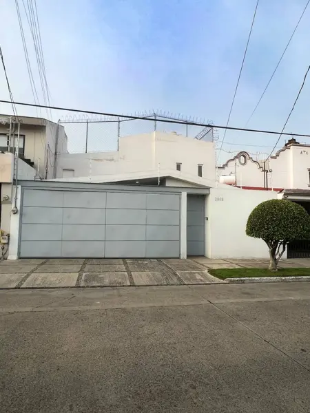Casa en Venta en Residencial Victoria, Zapopan - Amplia Propiedad Familiar