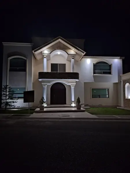Amplia Casa en Venta en Las Trojes, Torreón: 5 Recámaras y Piscina