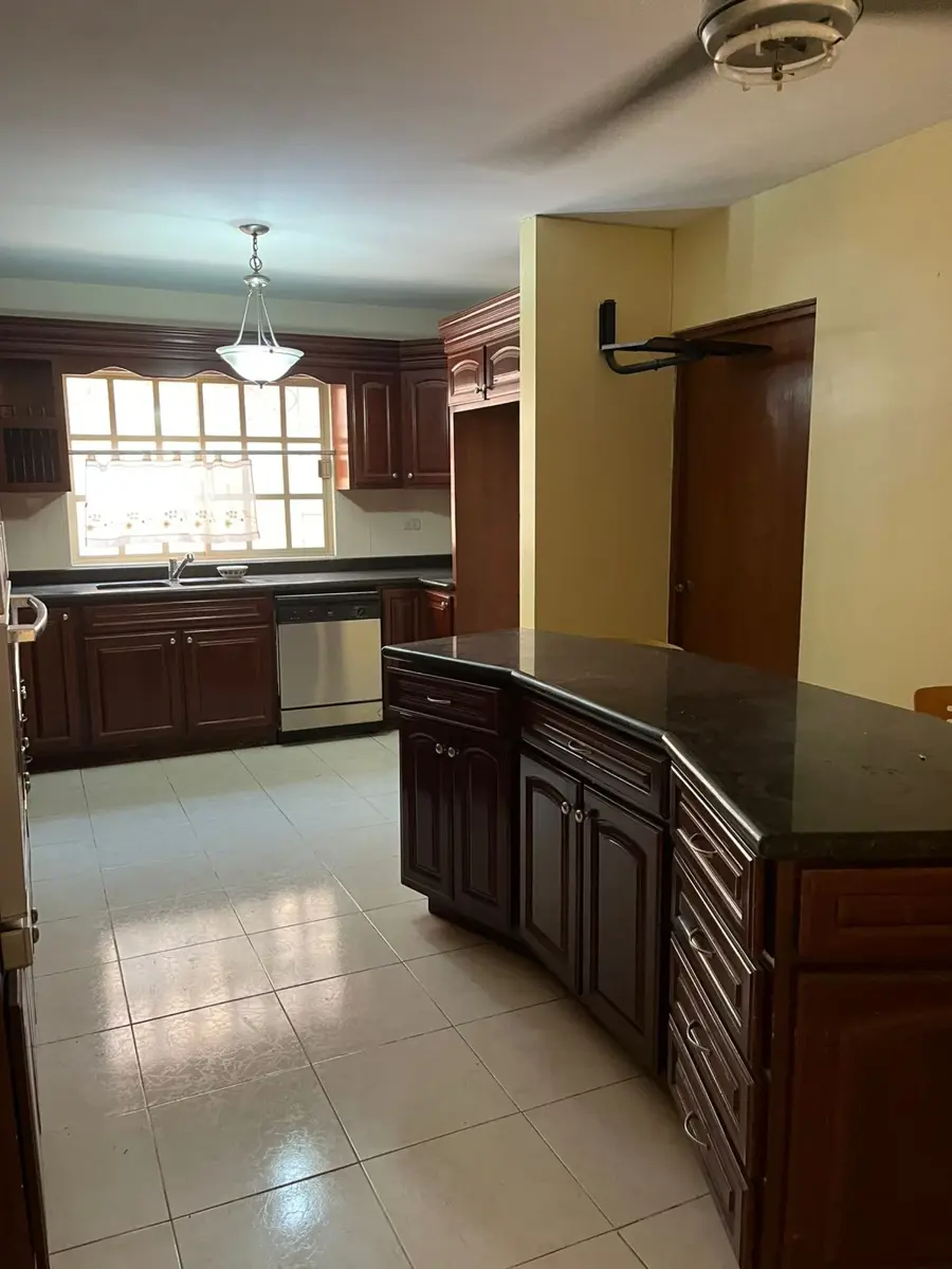 Vista 2 de Casa en venta en Las Quintas, Torreón con piscina y seguridad