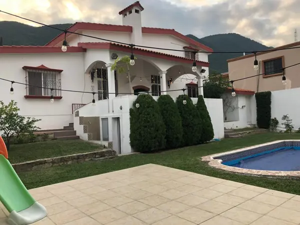 Casa Estilo Colonial con Piscina en el Sur de Monterey