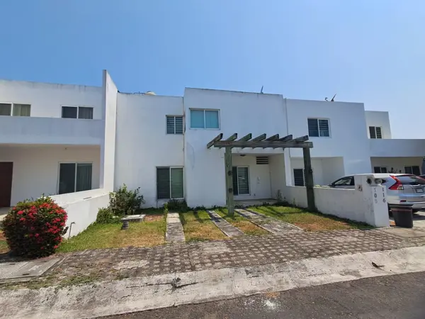 Casa en Venta en Fraccionamiento Privado con Alberca en Col. Flores Magon, Boca del Rio — foto 1 de 8