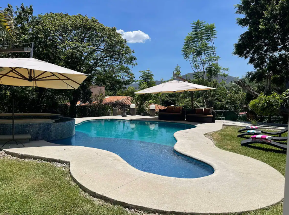 Vista 2 de Casa con Alberca Privada en Venta - Fraccionamiento con Seguridad y Amenidades en Morelos.