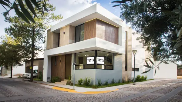 CASA NUEVA en esquina, en Condominio con alberca...