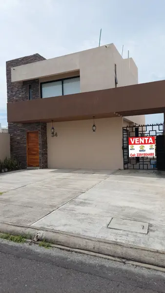 VENTA CASA RIOJA 3rec. 3 baños. Vigilancia 24/7 recámara planta baja