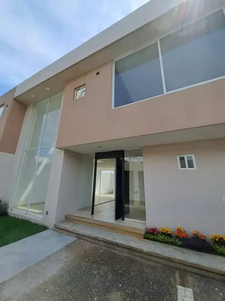 Renta de casa con excelente ubicación.