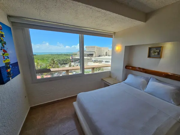 Habitación estándar con dos camas matrimonio y vista a la laguna