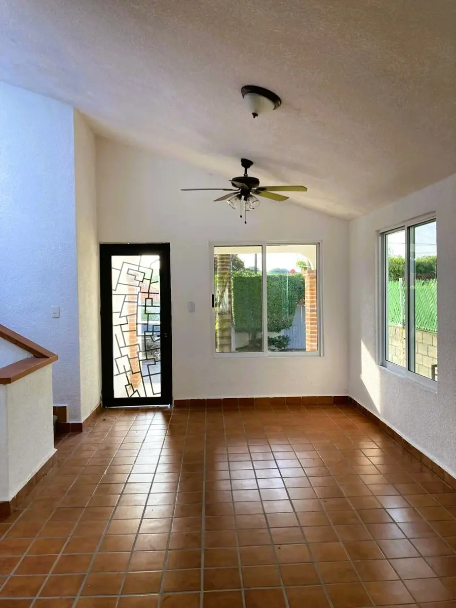 Vista 2 de Casa Remodelada en Venta en Cocoyoc. Amplia Propiedad con Jardín y Piscina privada.