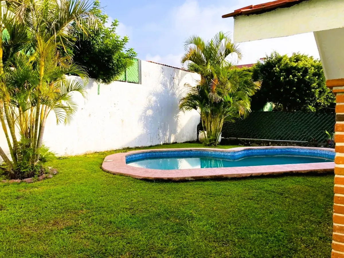 Vista principal de Casa Remodelada en Venta en Cocoyoc. Amplia Propiedad con Jardín y Piscina privada.