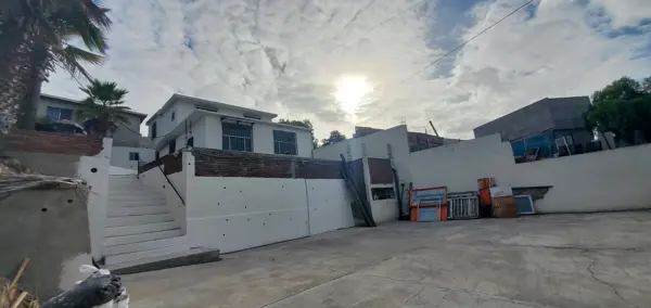 CASA EN RENTA EN COL. CIUDAD JARDIN TIJUANA, 4 RECS Y 2 SALAS, TERRENO AMPLIO 450 MT2 $750 DLLS
