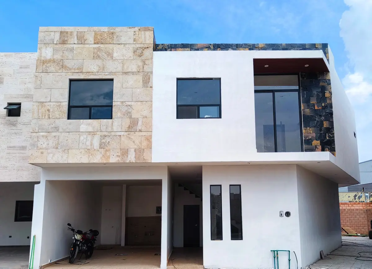 TOWNHOUSE EN VENTA A UNOS METROS DEL CAT. TOWNHOUSE EN VENTA A UNOS METROS DEL CAT.