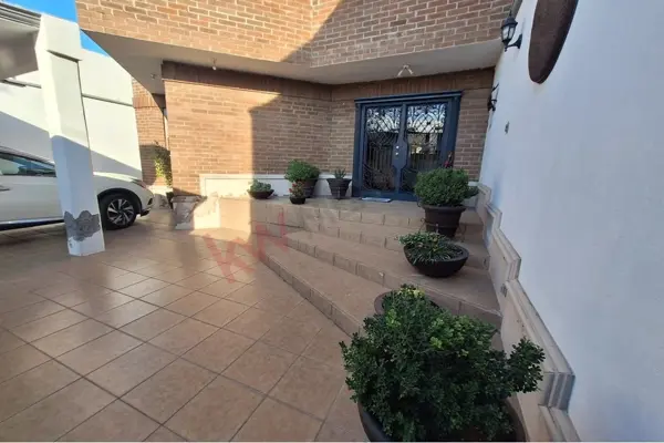 Casa Venta al Norte 8 Cuartos a media cuadra de Blvd LEA