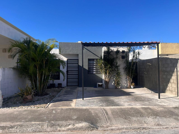Casa en Venta con Piscina, en Almendros, Caucel