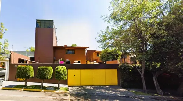 Casa Familiar con Estacionamiento y Jardín en Bosque de las Lomas