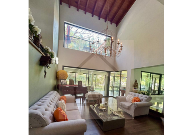 Casa en Venta en Residencial Puerta de Hierro, Zapopan – Espaciosa y Segura