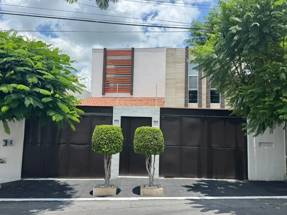 Casa en Venta en Juriquilla con Amplio Jardín y Excelente Ubicación Casa en Venta en Juriquilla con Amplio Jardín y Excelente Ubicación