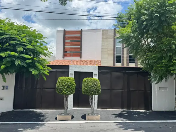 Casa en Venta en Juriquilla con Amplio Jardín y Excelente Ubicación