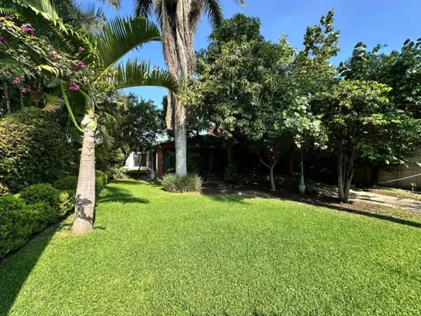 Venta de casa en Oaxtepec, Morelos con jardín frondoso, vapor y sauna en Fraccionamiento privado