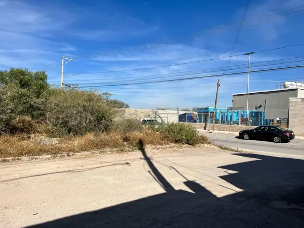 EN RENTA TERRENO CON SUPERFICIE DE 330m2. CON 3 FRENTES A TRAS DE WALL-MART EXPRESS EN VILLA DE POZO
