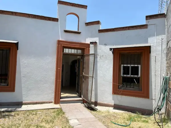 Oportunidad única en Jurica: encanto colonial con potencial de inversión y amplio terreno