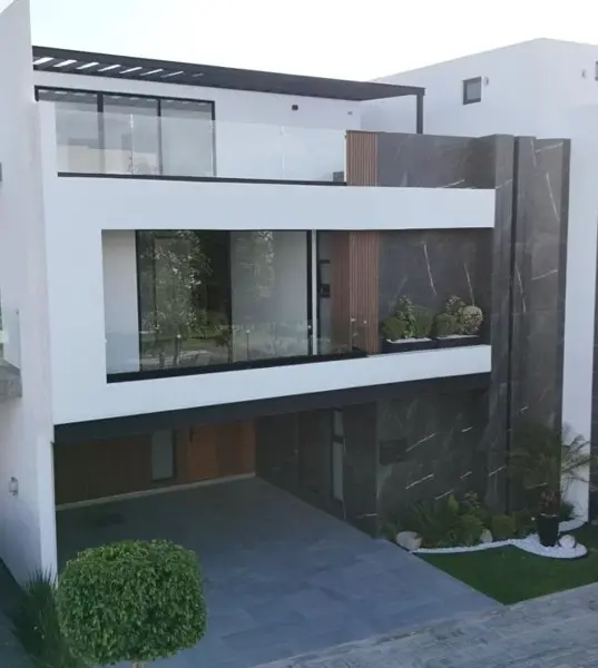 Venta casa con recámara con baño en planta baja. Cluster Foresta. Lomas de Angelópolis. Hípico