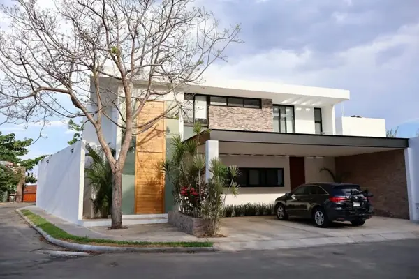 Casa en Venta en Temozón Norte, Mérida - Propiedad Espaciosa con Alberca y Jacuzzi