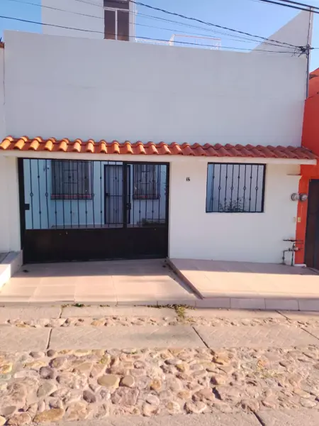 Casa tres niveles, 5 recámaras, 2 baños completos, patio de servicio, terraza, portón de entrada.