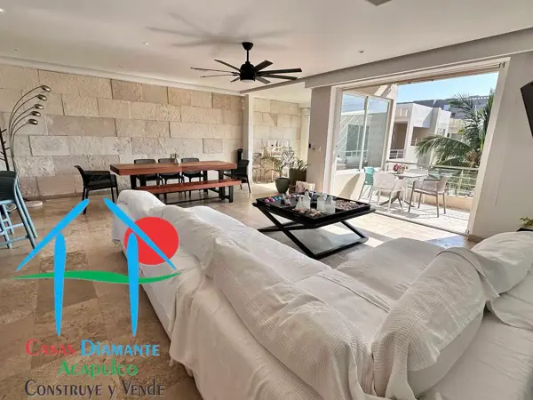 Departamento con terraza, jacuzzi y vista a las áreas comunes y parcial al mar