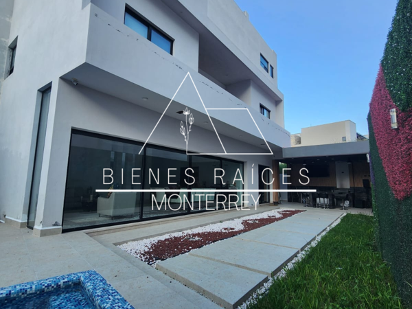 Residencia en Sierra Alta 9º Sector con 5 recámaras, patio de 100 m² y alberca
