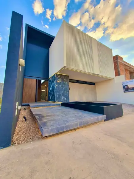 Preciosa casa diseño de autor 4 recamaras una en pb.