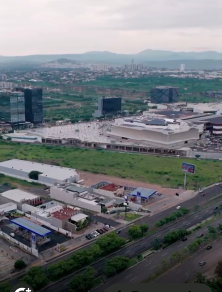 Renta de Bodega Comercial en Juriquilla, Querétaro con Amplio Estacionamiento
