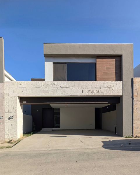 Vive en Santiago en esta Residencia sala doble altura, amplia 230m2 de construcción, vista a montaña