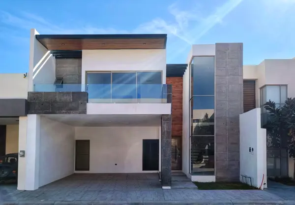 Casa en venta primer sector de Viñedos con recamara en planta baja doble altura .
