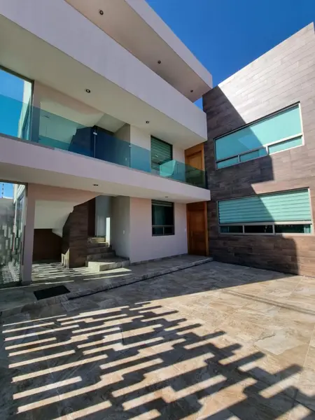 AMPLIO DEPARTAMENTO PLANTA BAJA CON JARDÍN EN RENTA EN REAL DEL VALLE