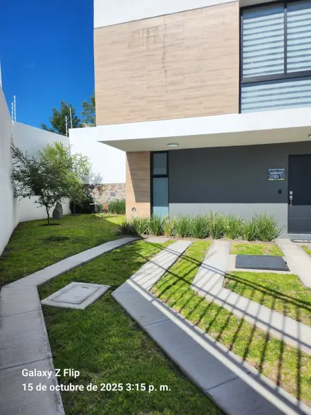 Casa en Venta con Terraza y Habitación en Planta Baja en El Marqués, Querétaro