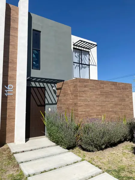 Venta de casa en Pachuca, Chavarria, 2 recamaras, Patio trasero, 2 baños y estacionamiento $979,000
