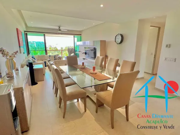 Depa de 4 recámaras con terraza y vista a las albercas y áreas comunes