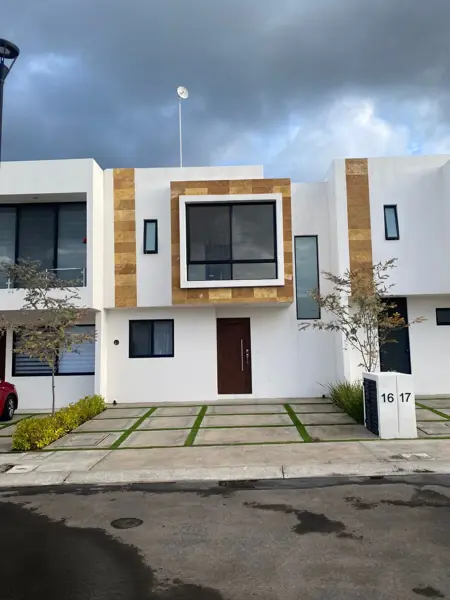 Casa en Renta en Juriquilla Los Robles II con 3 Recámaras y Alberca