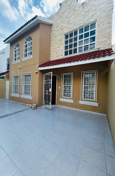 AMPLIA CASA EN VENTA, Por Plaza Outlet