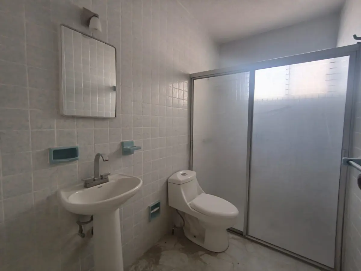 Vista 5 de CASA EN RENTA, UN PISO