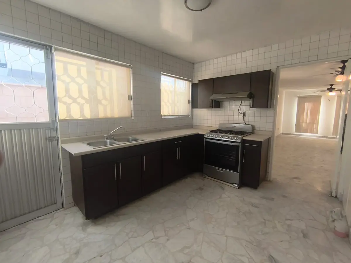 Vista 4 de CASA EN RENTA, UN PISO