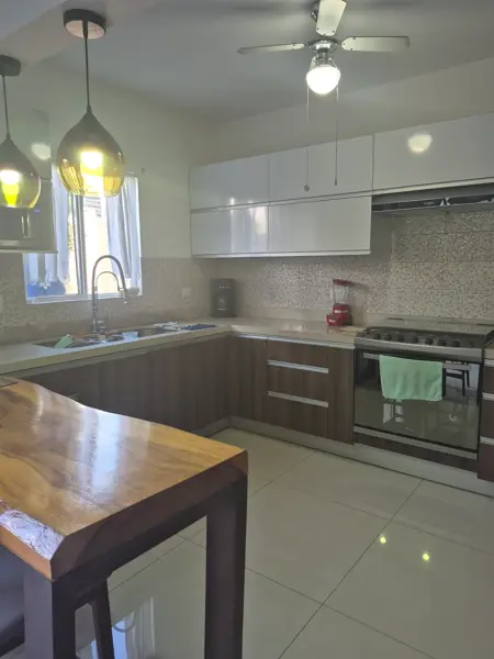 Muy bonita casa en venta casi nueva en colonia privada con alberca y parque. Puerta de hierro