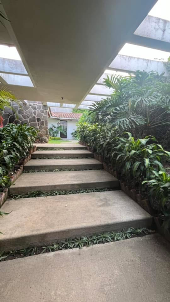 En Venta! Gran Oportunidad en Esquina con Uso Comercial