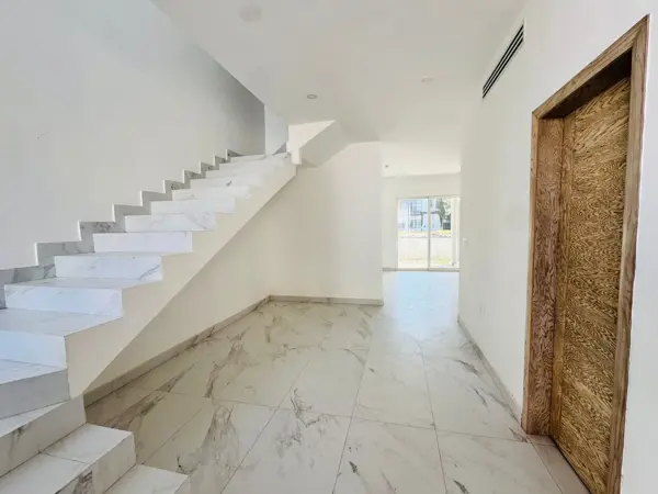 CASA EN ALTONZANO CON VISTA AL LAGO POR LA PARTE DEL JARDÍN