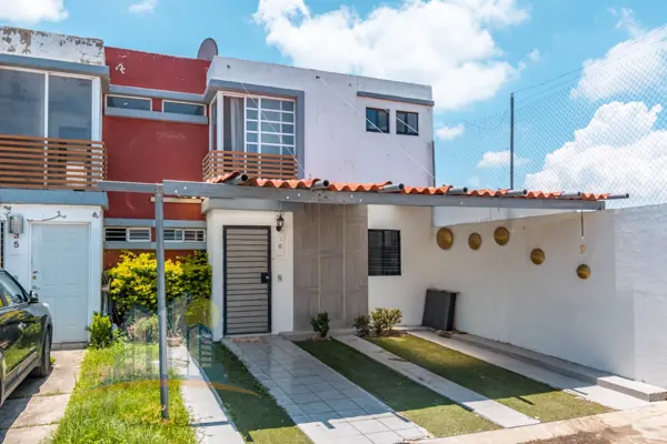 Casa en venta en Campo Real en Esquina de Coto Con Amplios Espacios Remodelada