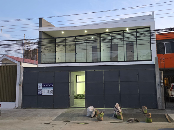 *CASA EN VENTA SOBRE CALLE BARLOVENTO , EN “BOSQUES DE LA VICTORIA”, GUADALAJARA*