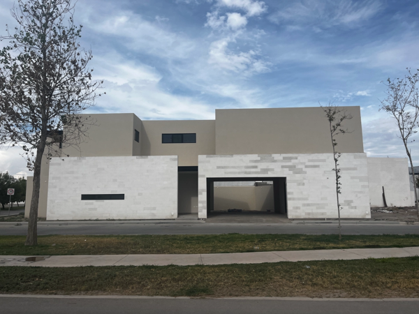 Casa NUEVA en venta con recámara en planta baja en Hacienda El Rosario