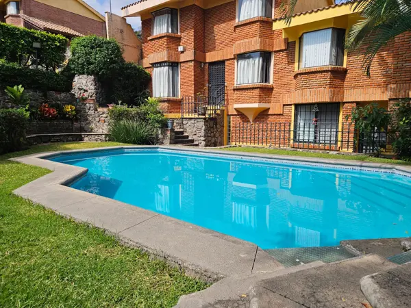 Casa en venta con alberca en Lomas de Atzingo, Cuernavaca